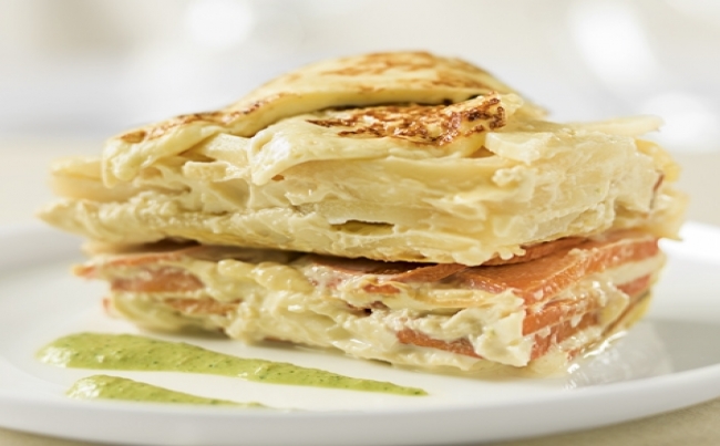 Pastel de tubérculos y queso dorado con salsa huacatay
